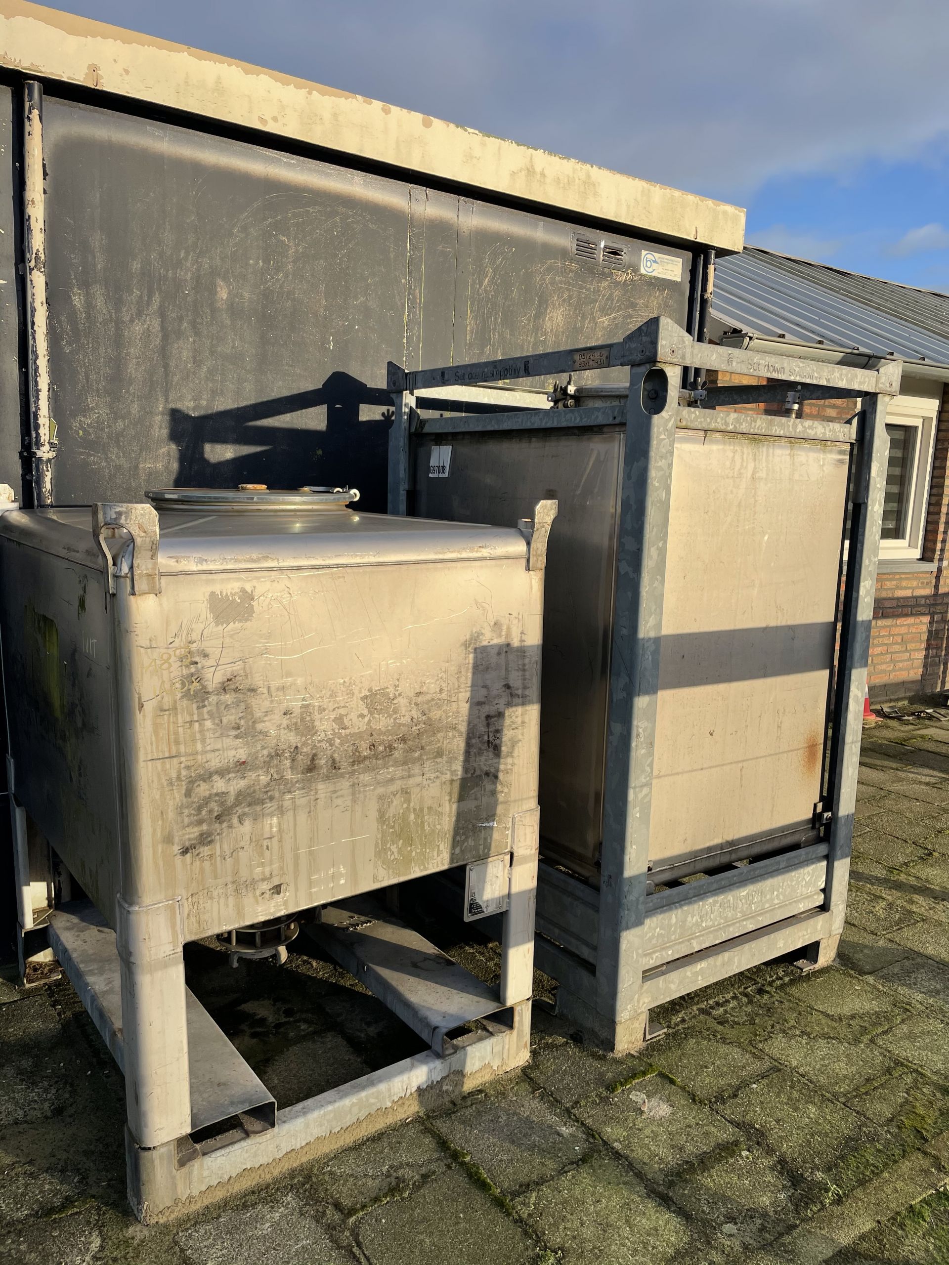 Used tank 750 ltr round vertical - Image 3